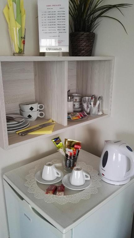 Příslušenství pro přípravu čaje a kávy v ubytování Pension Villa Marit