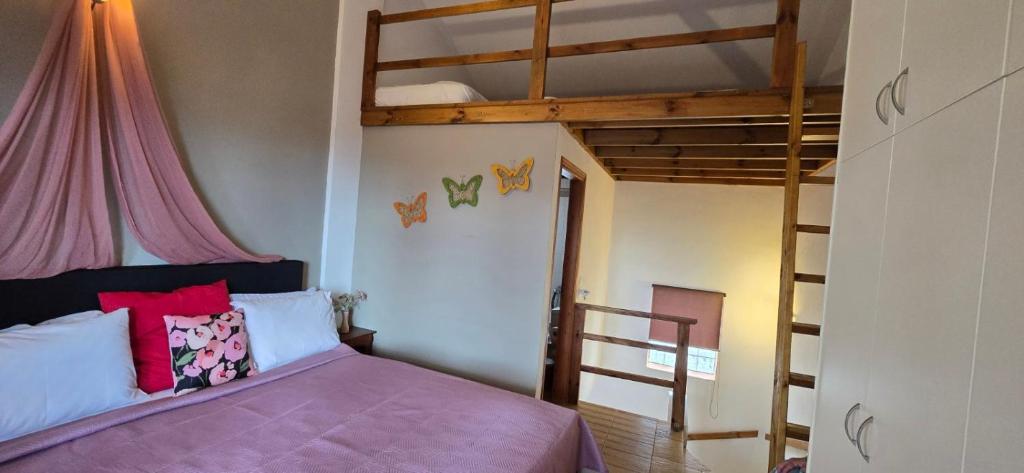 Posteľ alebo postele v izbe v ubytovaní Rafaella's Maisonette at Rafaella Resort