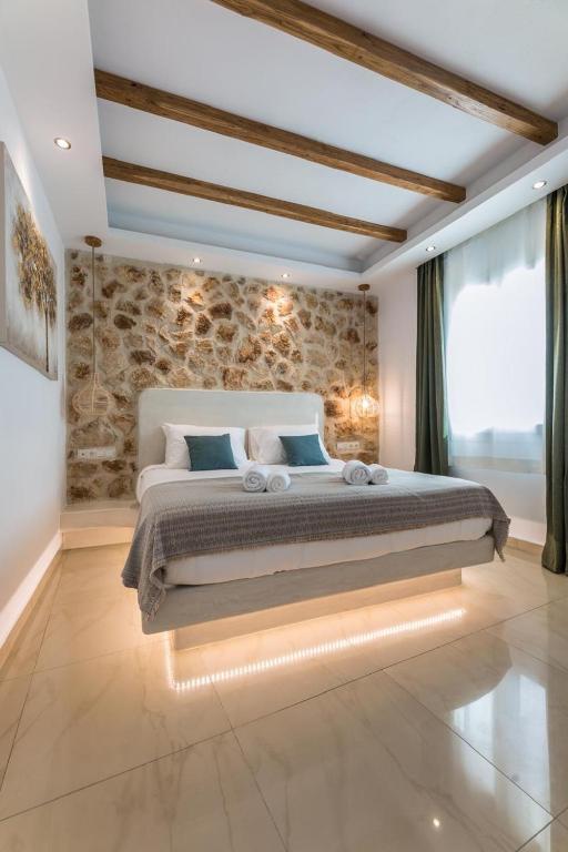 Postel nebo postele na pokoji v ubytování Naxos Grand Hotel