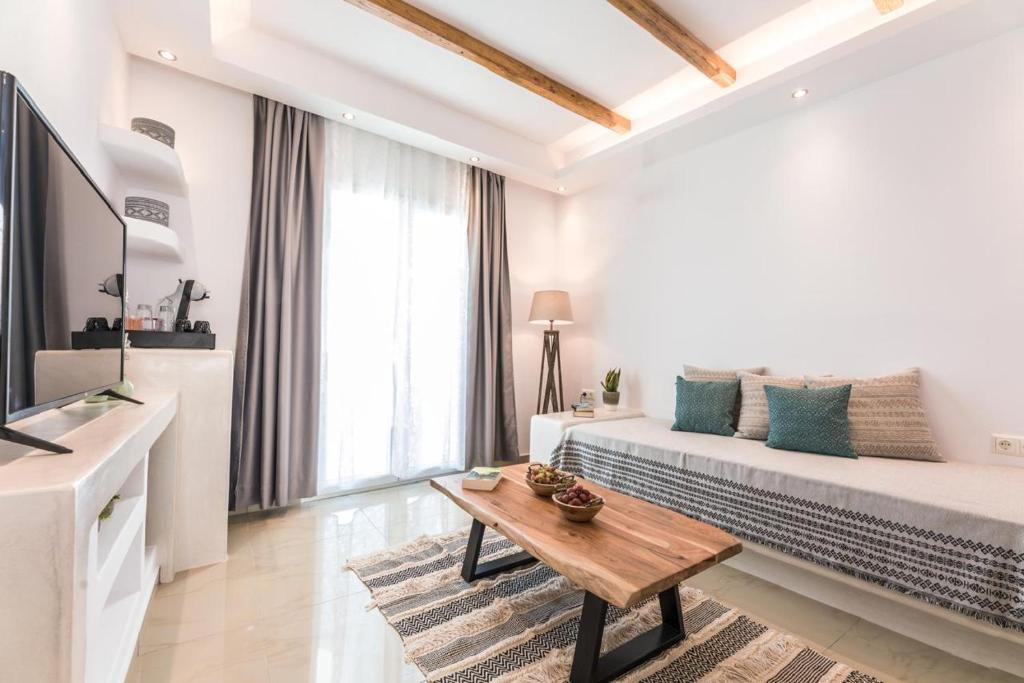 TV a/nebo společenská místnost v ubytování Naxos Grand Hotel
