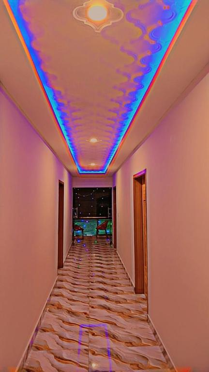 un pasillo con luces moradas en el techo en Al Mehraj hotel Murree, en Dargai