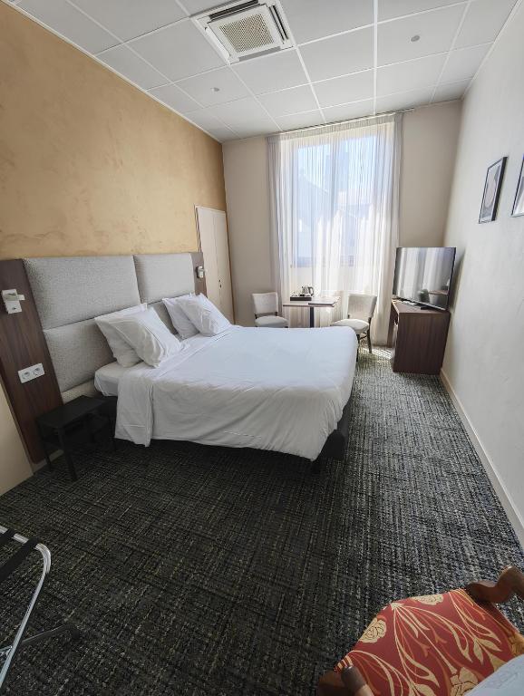 Postel nebo postele na pokoji v ubytování Hotel des Eaux