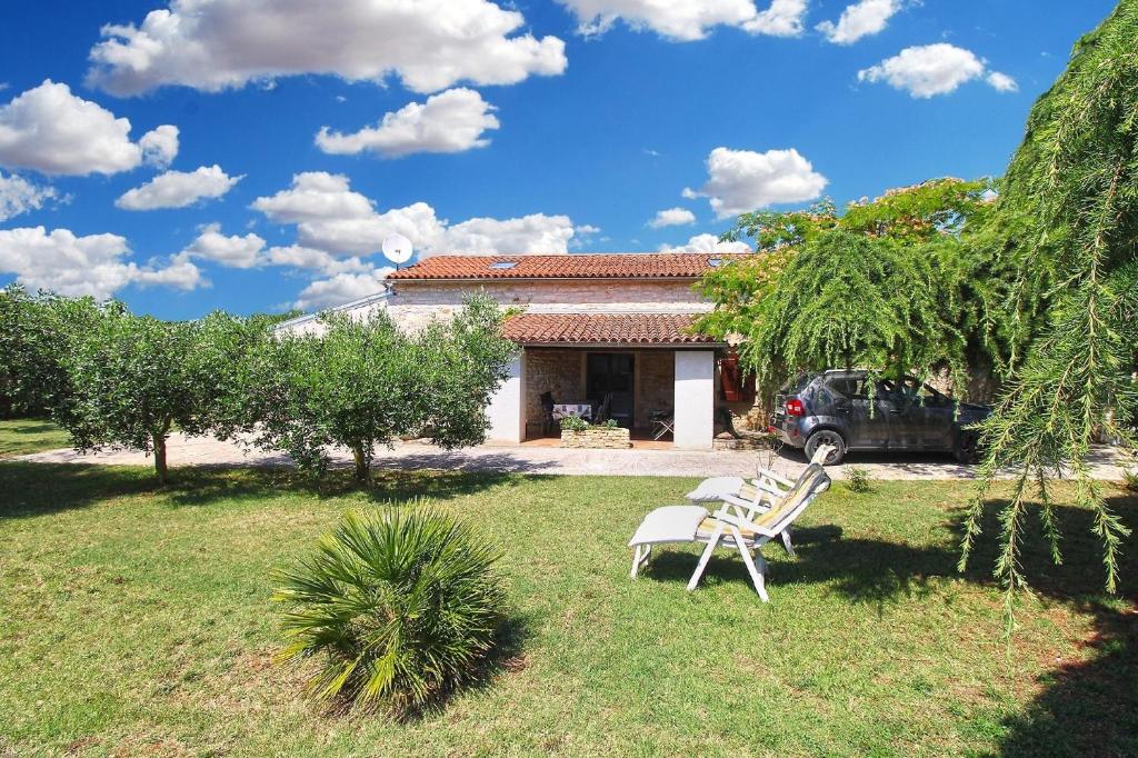 Aed väljaspool majutusasutust Ferienhaus für 6 Personen ca 95 qm in Šišan, Istrien Südküste von Istrien