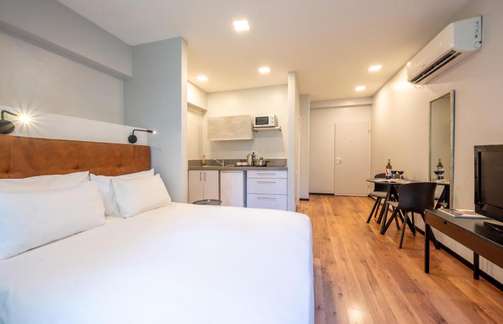 Kuchyň nebo kuchyňský kout v ubytování Sea Land Suites