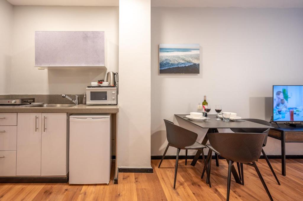 Kuchyň nebo kuchyňský kout v ubytování Sea Land Suites