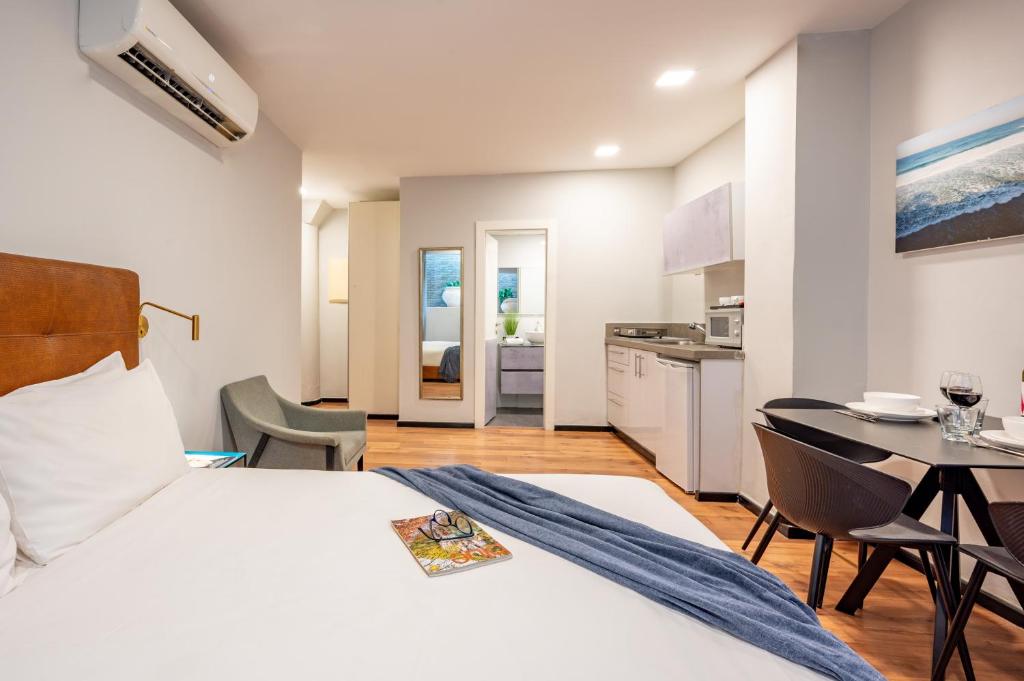 Postel nebo postele na pokoji v ubytování Sea Land Suites