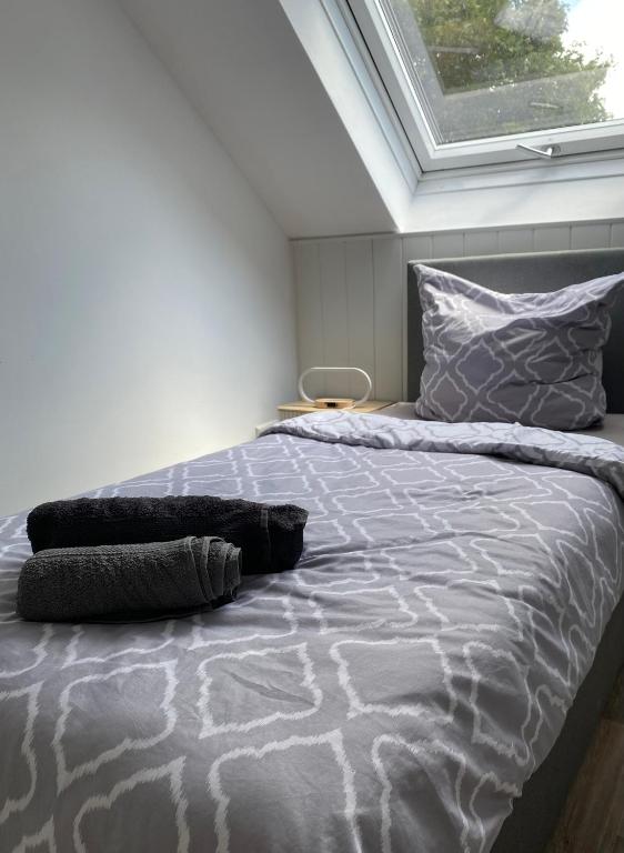 a bedroom with a bed with pillows and a window at Großzügige 3 Zimmer Wohnung Landblick in Rietberg