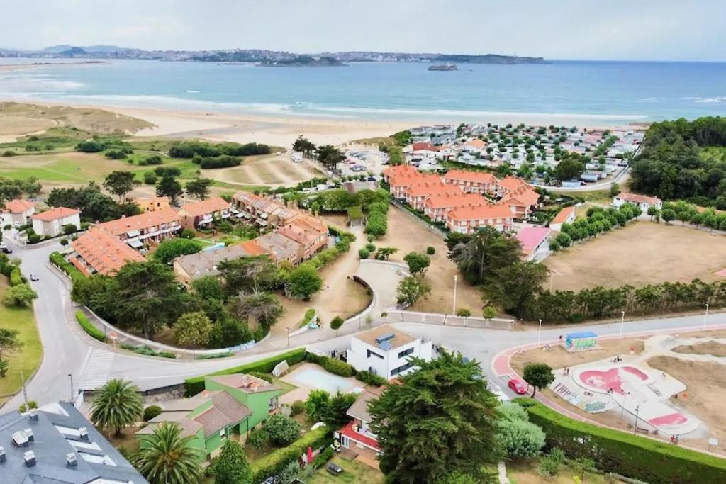 Luftaufnahme eines Resorts neben dem Strand in der Unterkunft SURFbase Loredo in Loredo