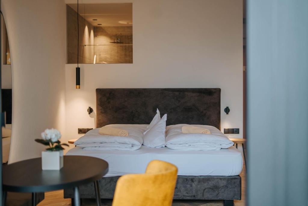Postel nebo postele na pokoji v ubytování Small Hotel Sonne