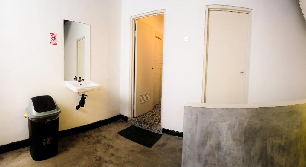 Cilacap Guest House , Penginapan lokasi strategis di Depan terminal bus cilacap - Executive Suite