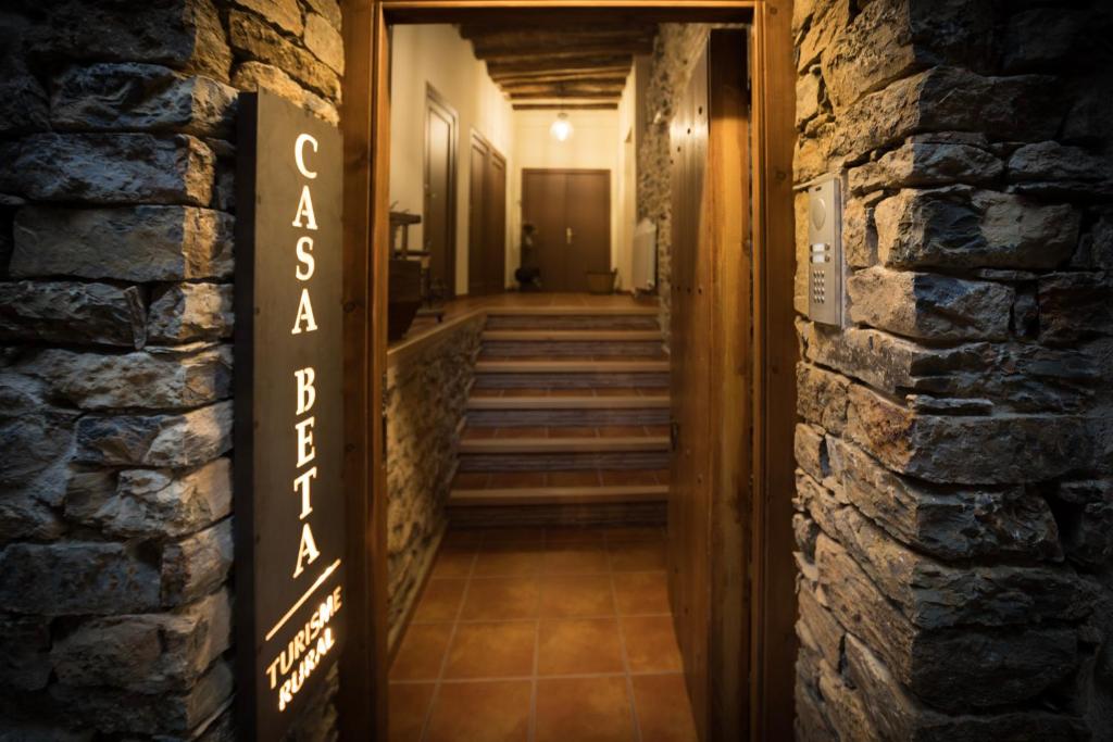 un pasillo de un edificio con un cartel en la pared en Casa Beta, en Pujalt