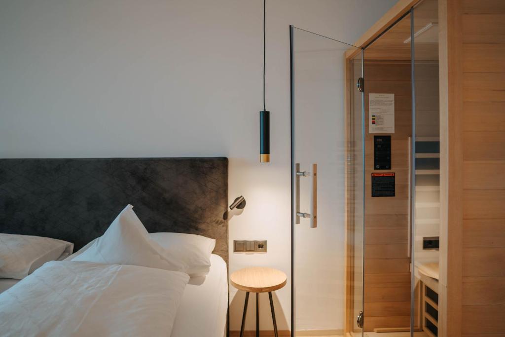 Postel nebo postele na pokoji v ubytování Small Hotel Sonne