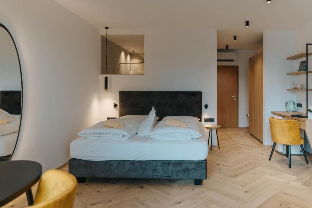 Postel nebo postele na pokoji v ubytování Small Hotel Sonne