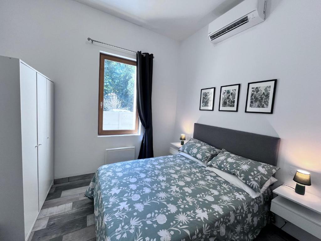 Ένα ή περισσότερα κρεβάτια σε δωμάτιο στο Gîte La Petite Cour