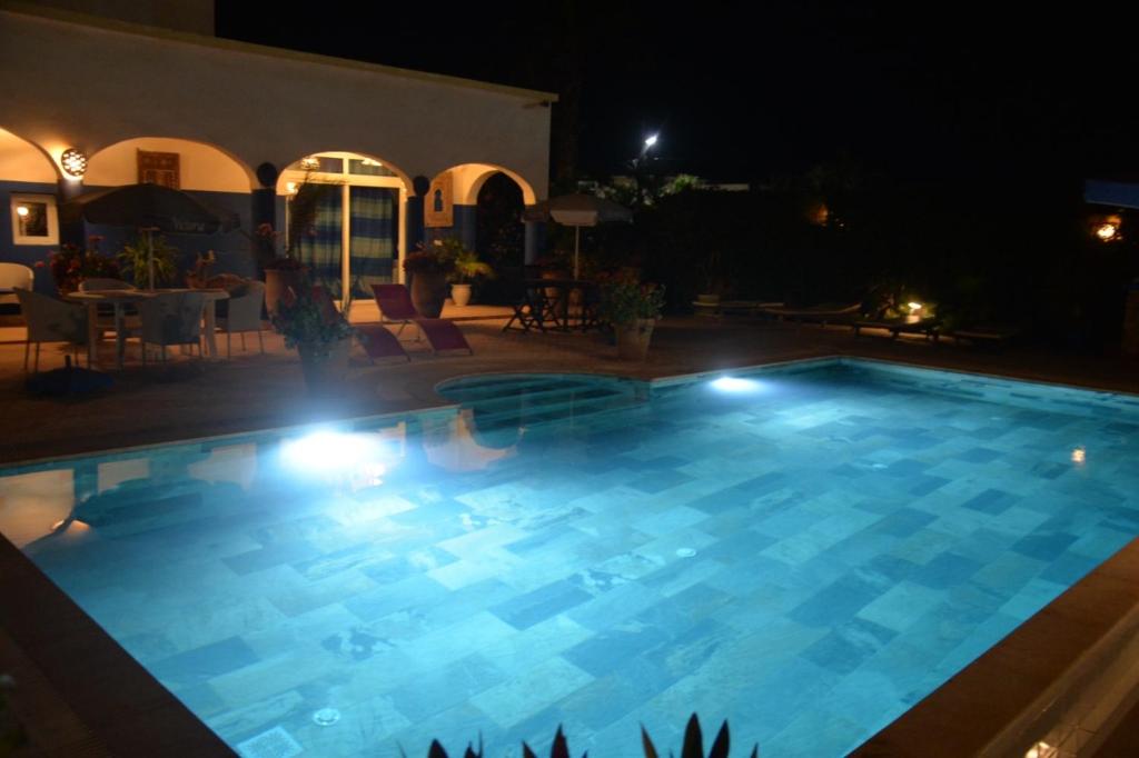 Bazén v ubytování Villa Mirleft avec piscine et vue mer nebo v jeho okolí