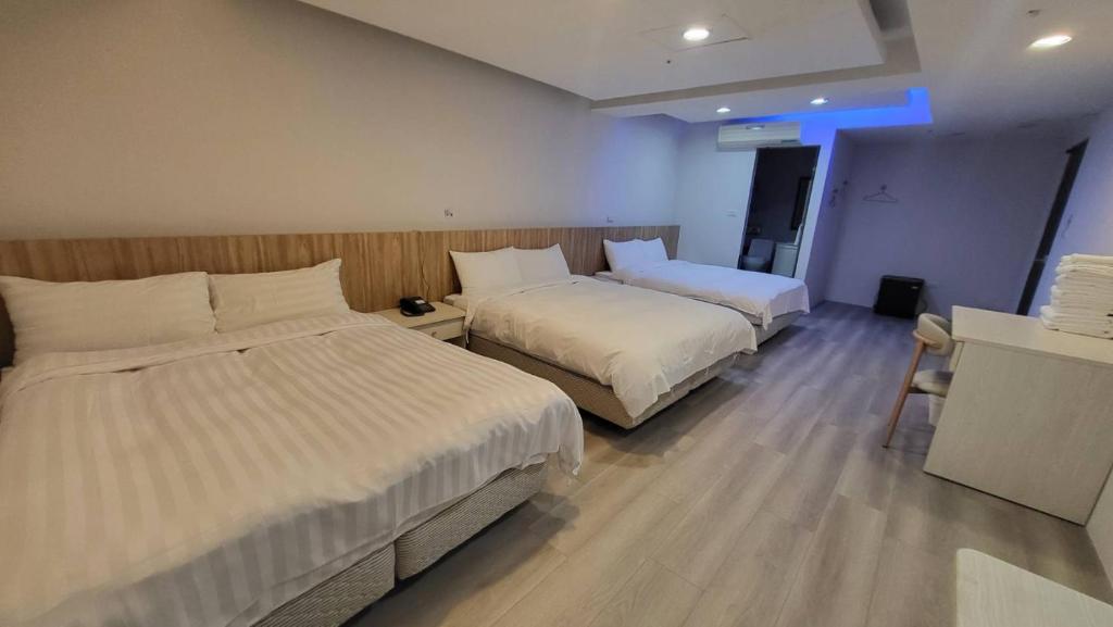 Rúm í herbergi á Xingyi Hotel
