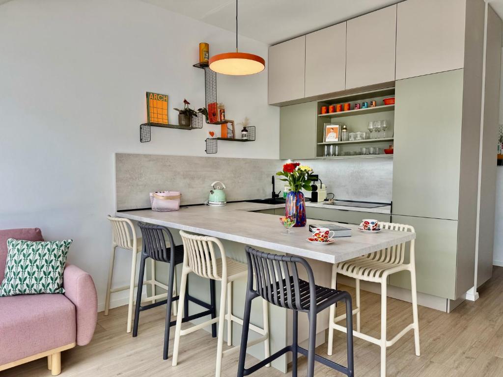 uma cozinha com mesa e cadeiras em uma sala em Meridian Bratislava - Stylish Brand New Apartment in the City Center & Free Garage Parking em Bratislava