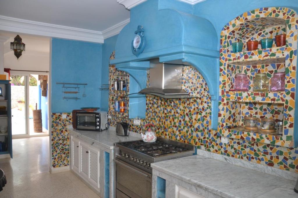 Kuchyň nebo kuchyňský kout v ubytování Villa Mirleft avec piscine et vue mer