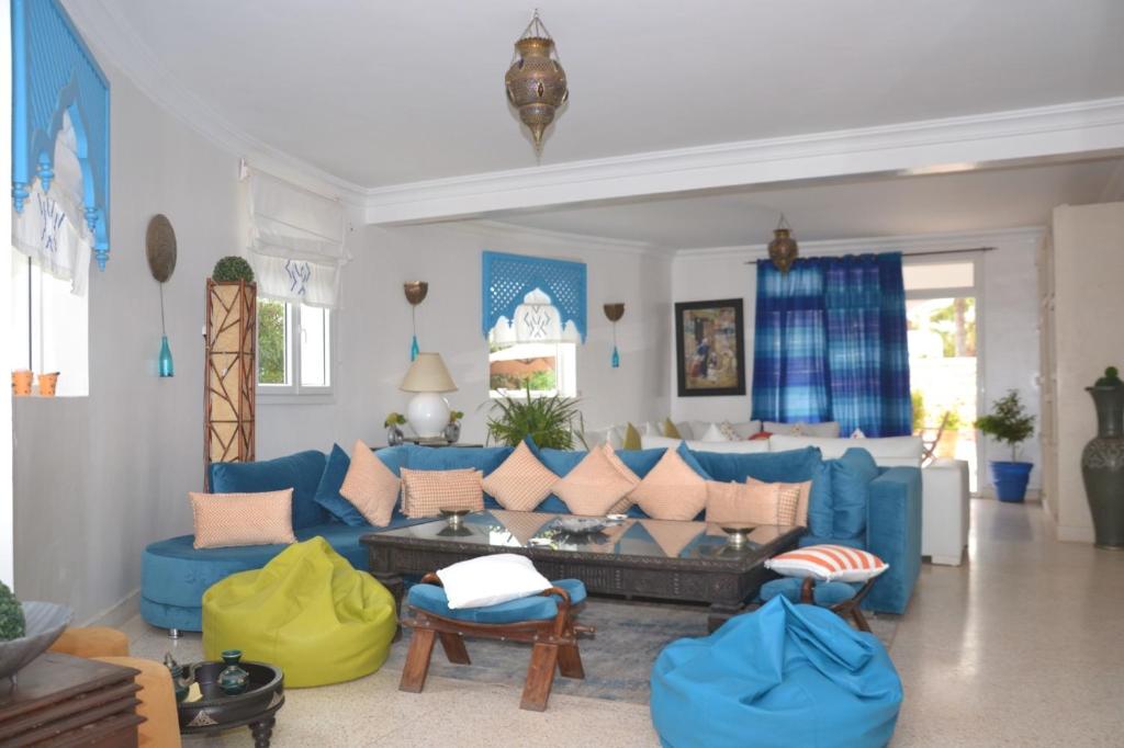 Posezení v ubytování Villa Mirleft avec piscine et vue mer
