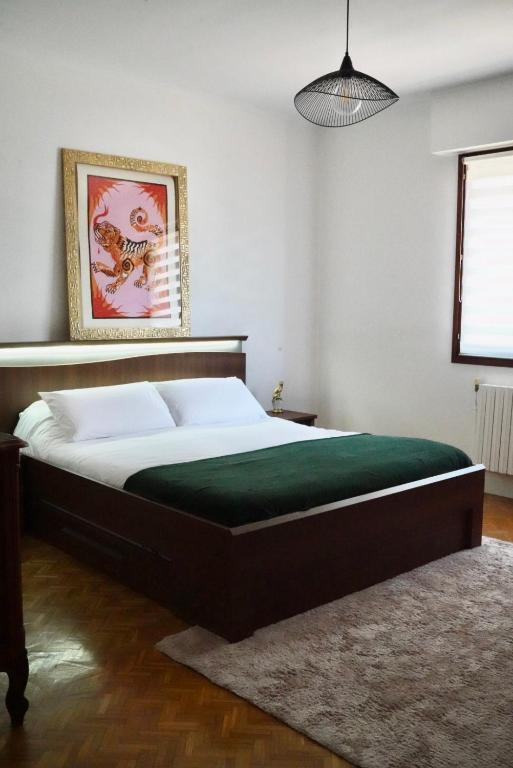 une chambre avec un grand lit dans une pièce dans l'établissement Chambre privée - Le Boudoir Tropical, à Hendaye