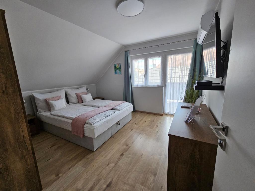 Łóżko lub łóżka w pokoju w obiekcie Éva Apartman