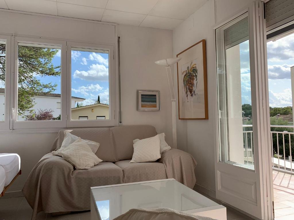 a living room with a couch and two windows at Girona m'enamora in Girona