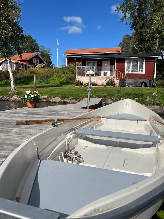 Sommarstuga med sjötomt och brygga