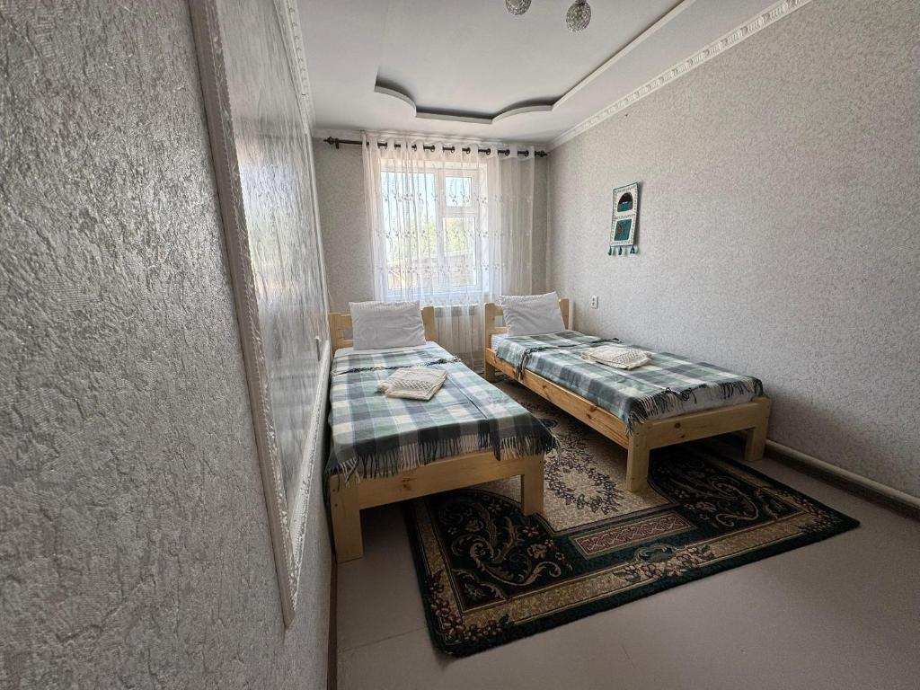 Postel nebo postele na pokoji v ubytování Dostuk