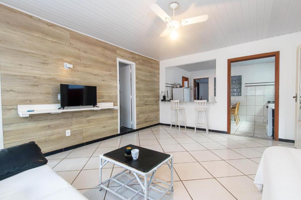 TV a/nebo společenská místnost v ubytování Casa Aconchegante com Churrasqueira