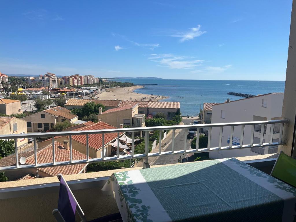 un balcon avec vue sur la plage et l'océan dans l'établissement INDES GALANTES Tres joli T2 vue mer piscine Cap d'Agde, au Cap d'Agde