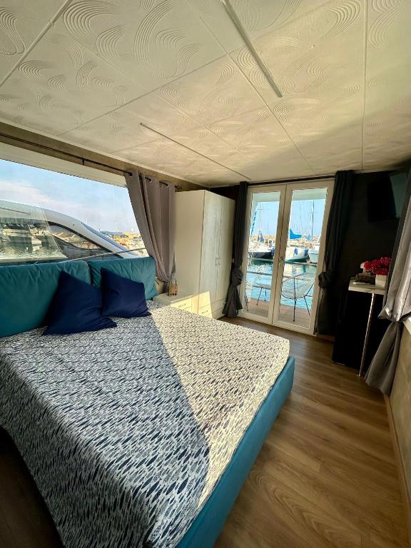 Кровать или кровати в номере Houseboat Andora Riviera Luxury