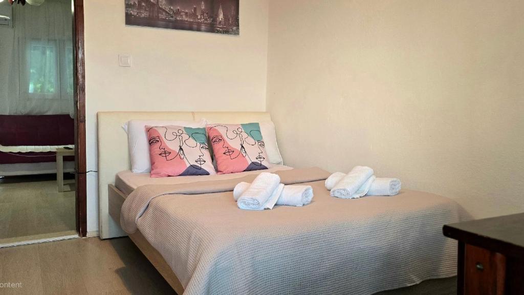 a small bedroom with a bed with towels on it at Alpha Casa in Bar