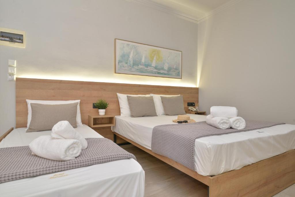 duas camas em um quarto com toalhas em Manolas em Nei Poroi