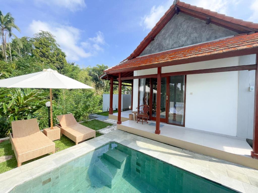 a villa with a swimming pool and a house at Pondok BIMA in Tegalalang