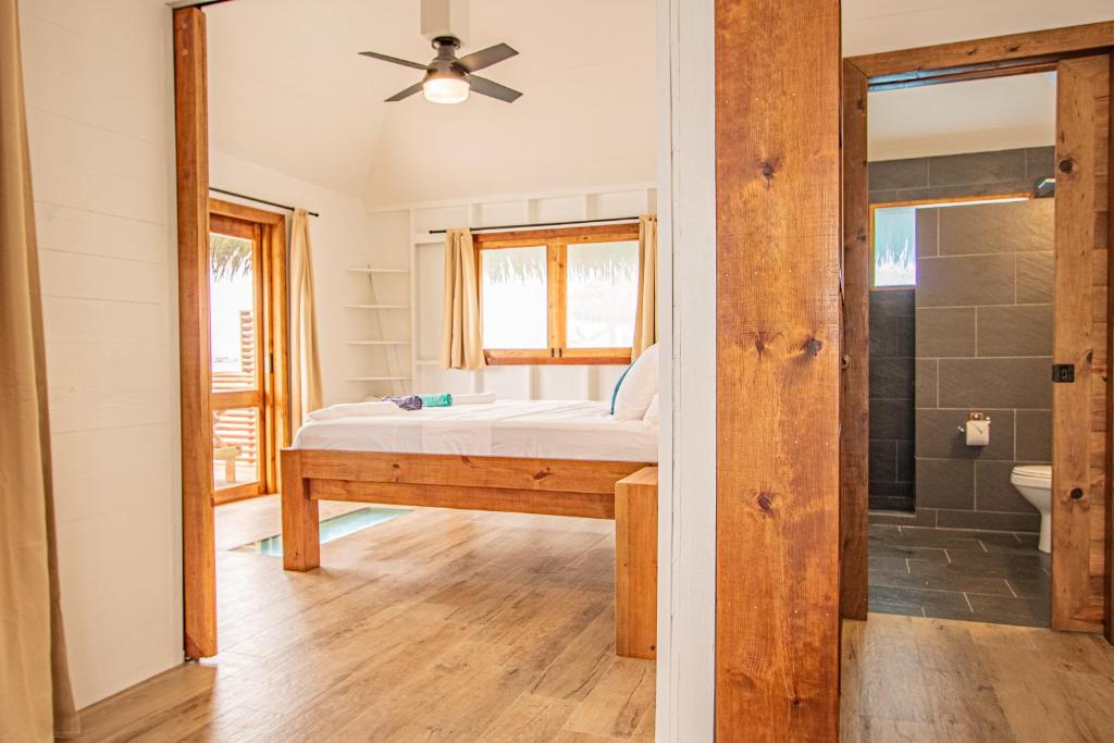 a bedroom with a bed and a shower at Sol Bungalows Bocas del Toro in Bocas del Toro