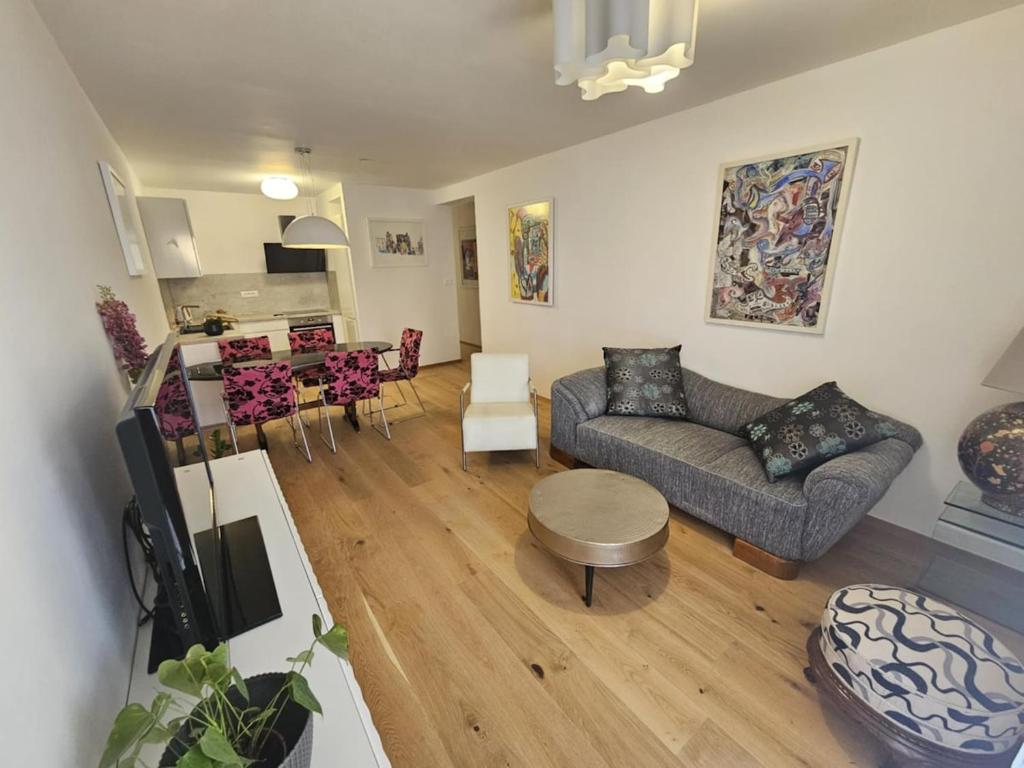 una sala de estar con un sofá y una mesa en Charming Apartment Mari Žnjan, en Split
