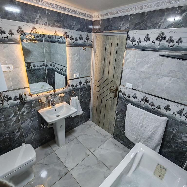 Koupelna v ubytování del ceilo hotell