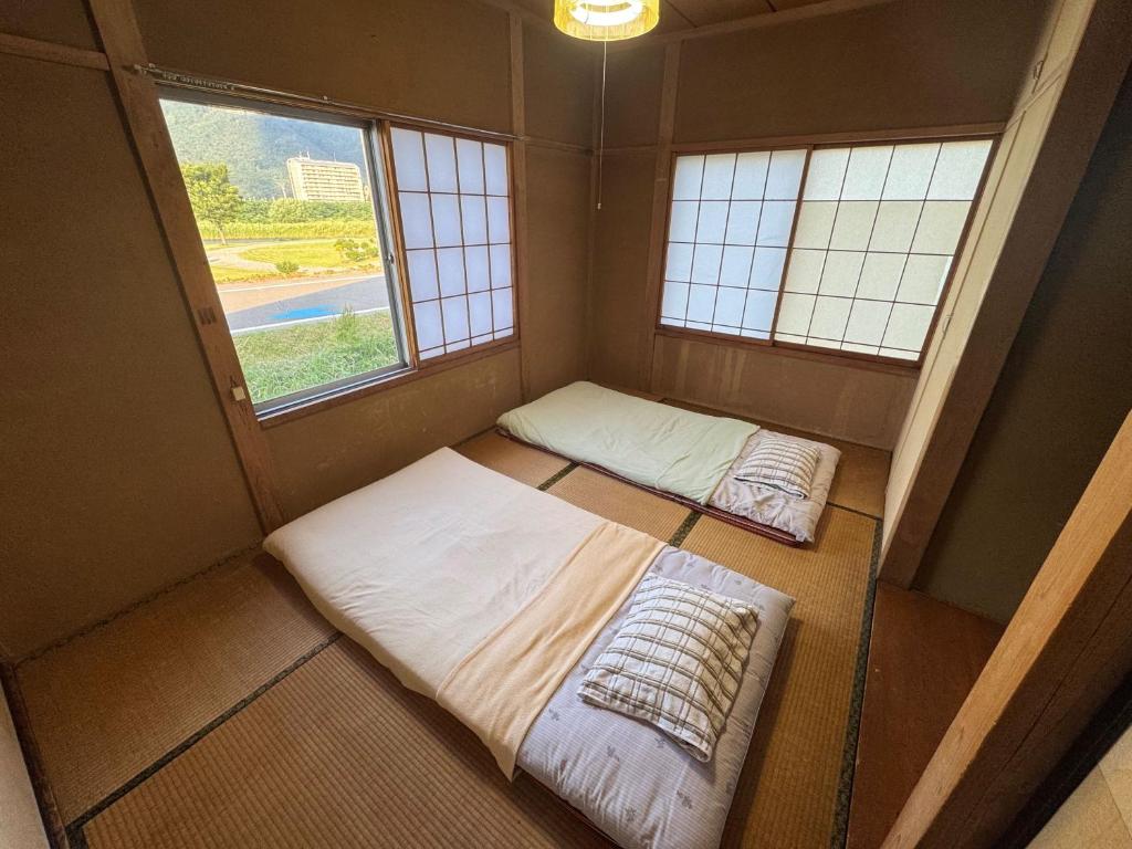 Postelja oz. postelje v sobi nastanitve 昭和レトロの民泊 正直屋