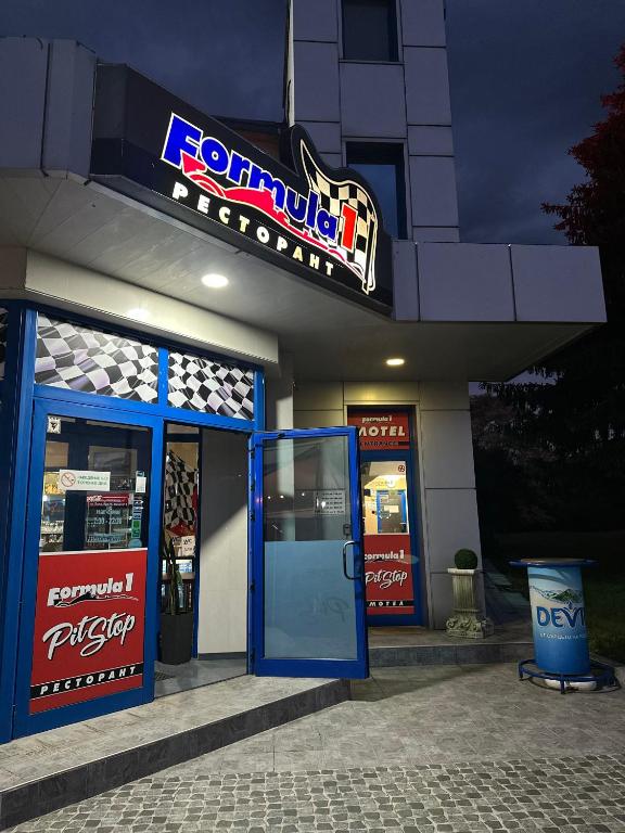 Certifikát, hodnocení, plakát nebo jiný dokument vystavený v ubytování Formula 1 Motel