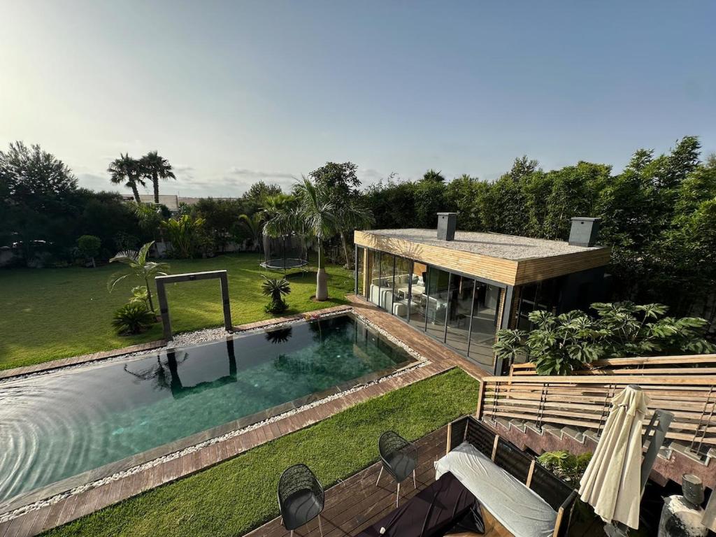 Kolam renang di atau dekat dengan 1700sqm Unique Villa in Bouskoura
