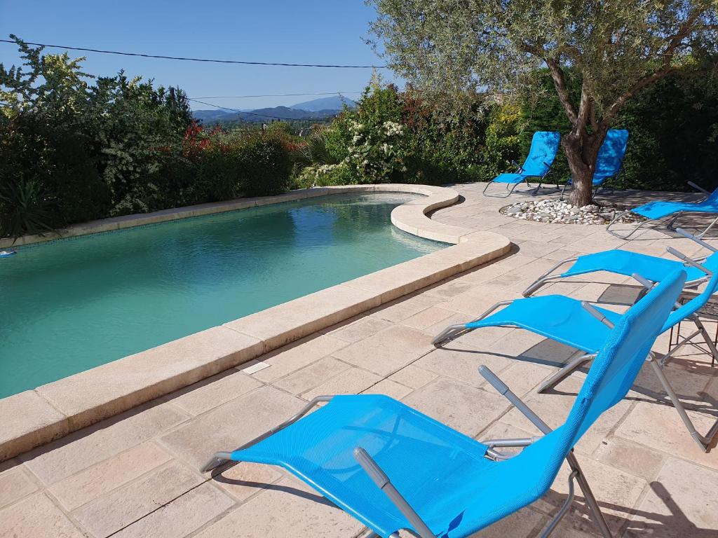 マロセーヌにあるLa Villa St Rochの2つの青い芝生の椅子とプール