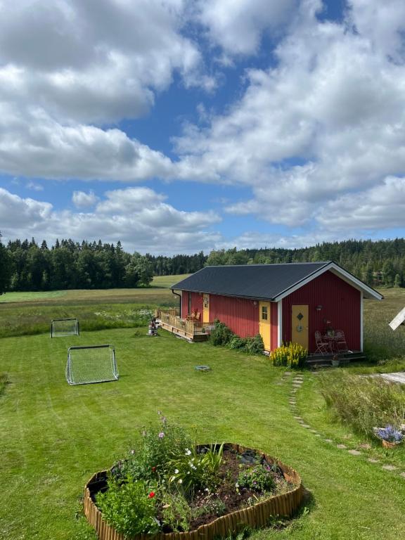 Zahrada ubytování Stuga i idyllisk lantlig miljö