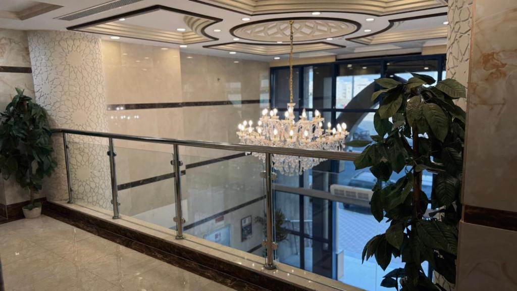 una lámpara de araña colgando del techo de un edificio en ملتزم الضيافة للشقق الفندقية, en La Meca