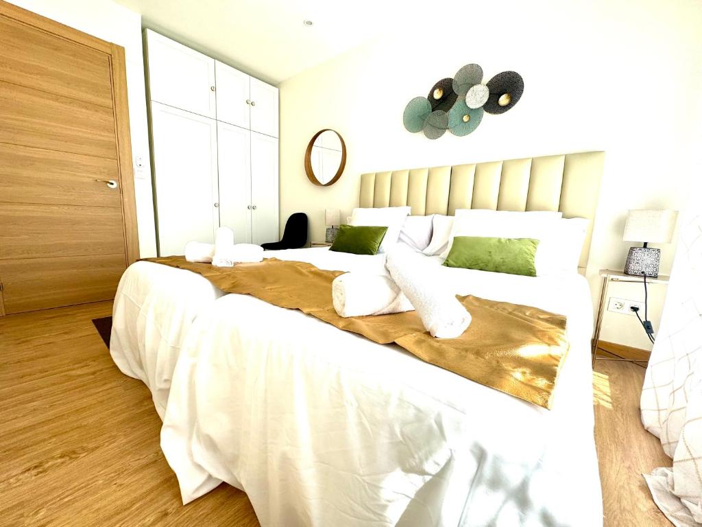 Postel nebo postele na pokoji v ubytování Paradise Luxurious apartment, free parking, 3 double rooms, 4 beds, terrace, jacuzzi, new