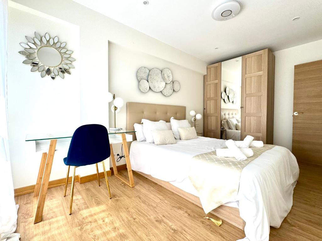Postel nebo postele na pokoji v ubytování Paradise Luxurious apartment, free parking, 3 double rooms, 4 beds, terrace, jacuzzi, new