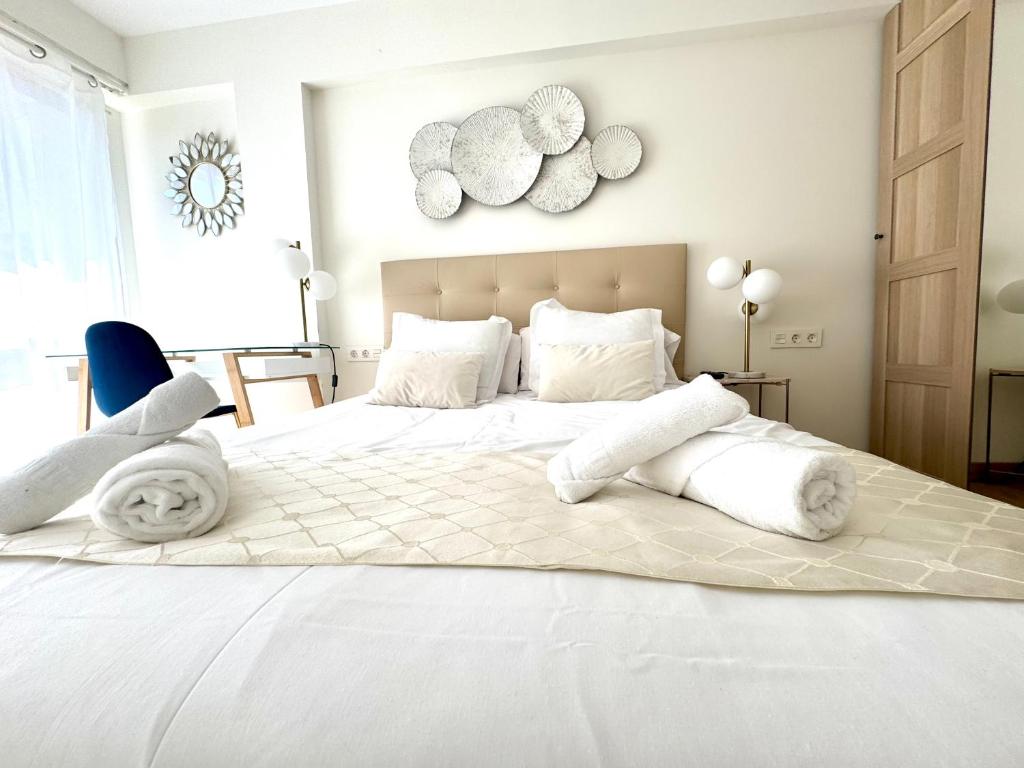Postel nebo postele na pokoji v ubytování Paradise Luxurious apartment, free parking, 3 double rooms, 4 beds, terrace, jacuzzi, new