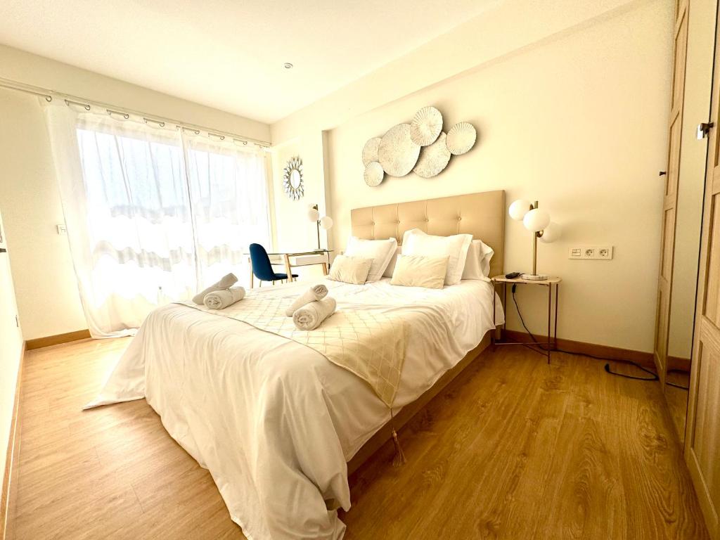 Postel nebo postele na pokoji v ubytování Paradise Luxurious apartment, free parking, 3 double rooms, 4 beds, terrace, jacuzzi, new