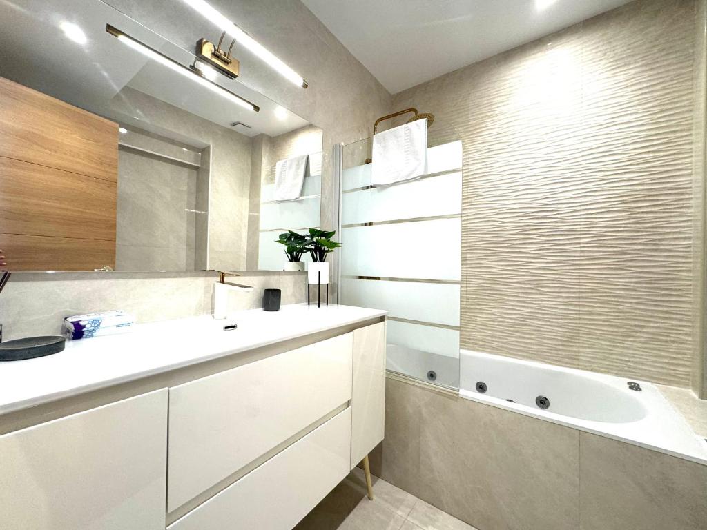 Koupelna v ubytování Paradise Luxurious apartment, free parking, 3 double rooms, 4 beds, terrace, jacuzzi, new