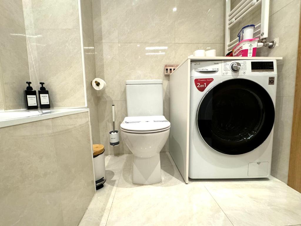 Koupelna v ubytování Paradise Luxurious apartment, free parking, 3 double rooms, 4 beds, terrace, jacuzzi, new