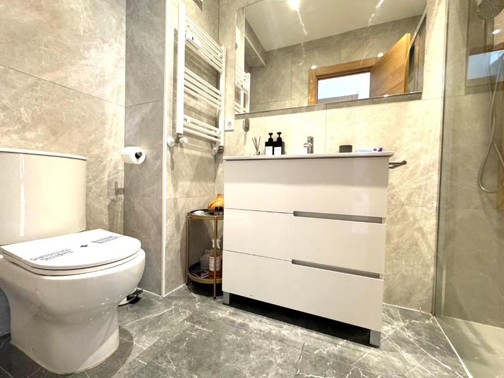 Koupelna v ubytování Paradise Luxurious apartment, free parking, 3 double rooms, 4 beds, terrace, jacuzzi, new